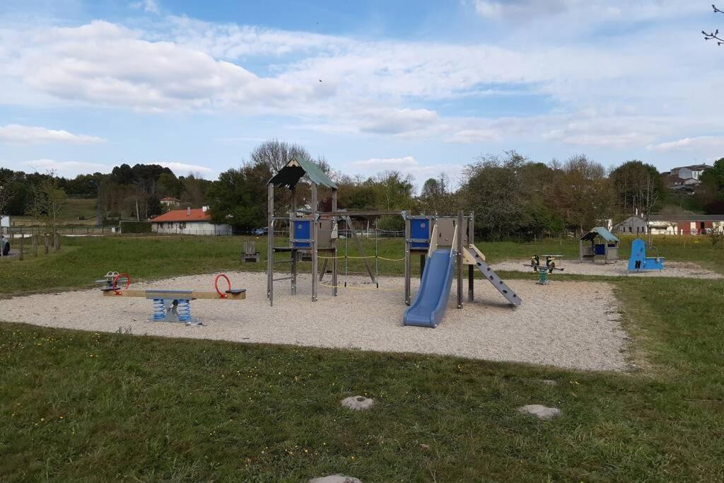 Superbe Appartement Zen Scandi au centre ville - Amazon Prime - Proche Coutras Chamadelle St Emilion - Linge et parking inclus La Roche-Chalais Extérieur photo